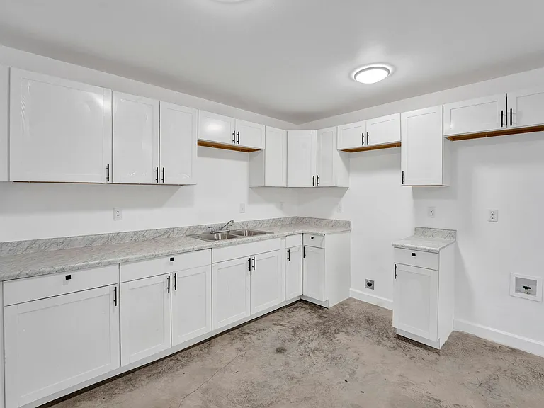 927 Seattle St — Photo 3