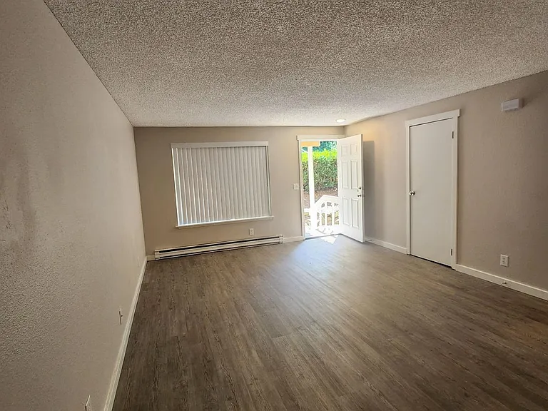 1505 Moore St — Photo 13