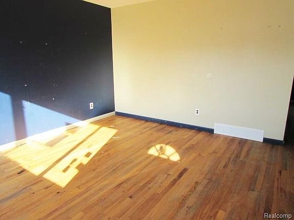 5th image of 19019 Meier St