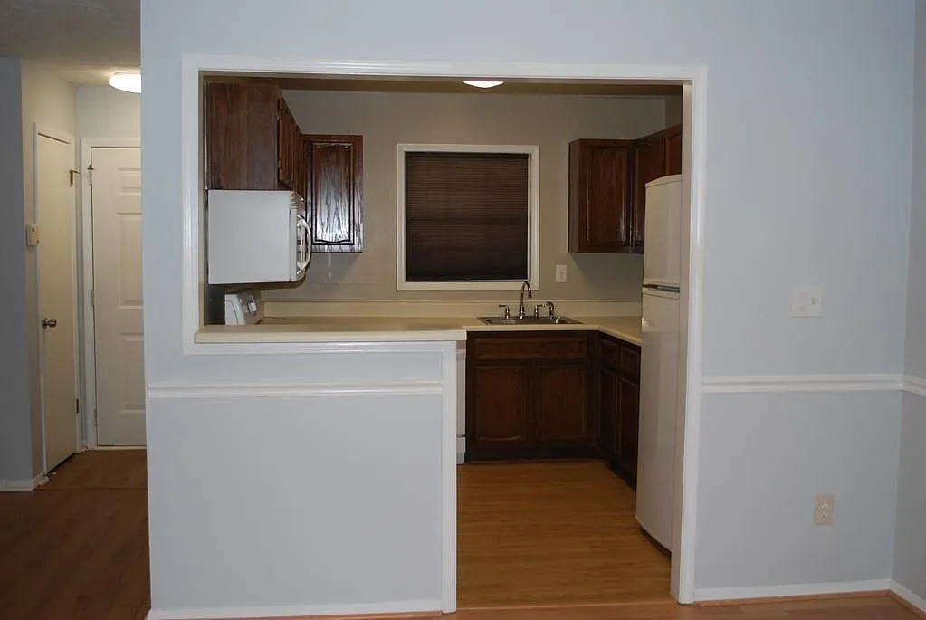 2 bed, 1.0 bath, 1126 sqft, $1,500 — Photo 2