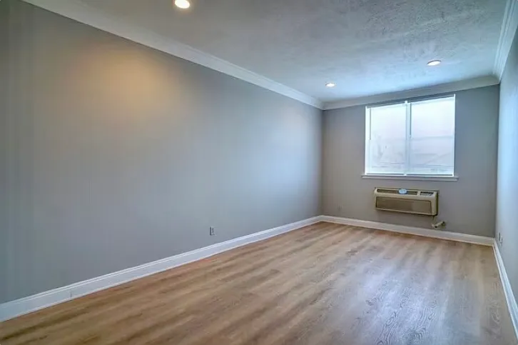 328 N Notre Dame Ave #18 — Photo 3