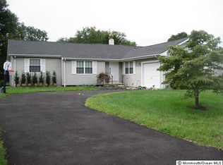 1370 Red Oak Dr, Lakewood, NJ 08701