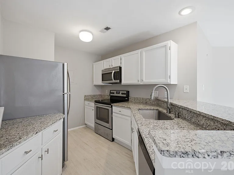 18841 Vineyard Point Ln — Photo 7