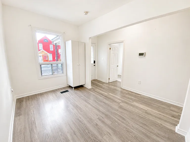 227 Catharine St N — Photo 3