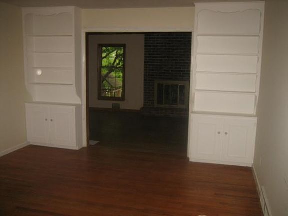 3rd image of 10821 Oak St