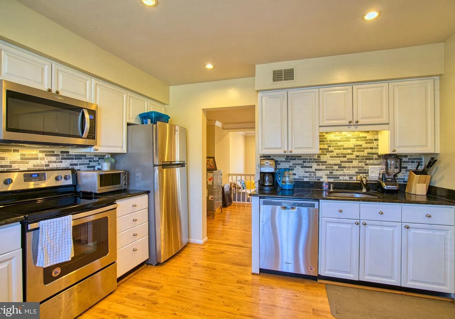 Alexandria - Beautiful Updated Townhouse In Kingstowne! — Photo 2
