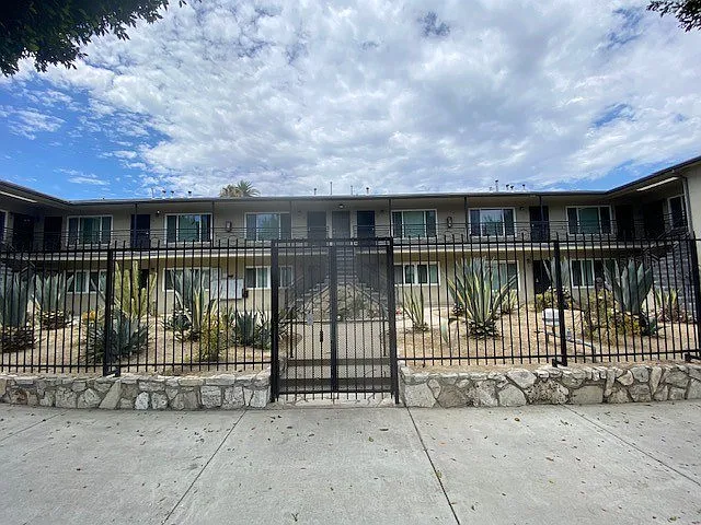 1915 W. Florence Ave. — Photo 2