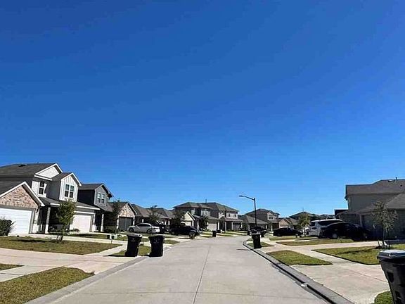 Exterior Neighborhood (street photo)