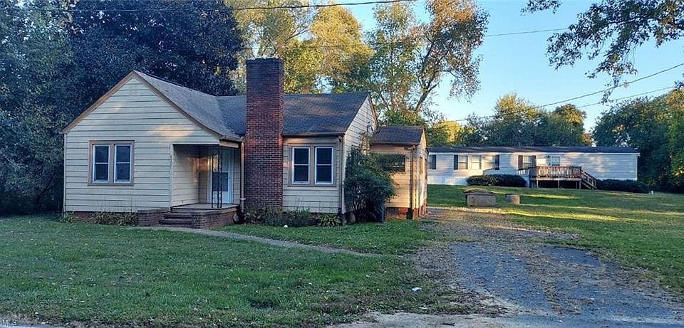 2nd image of 828 Hamburg St