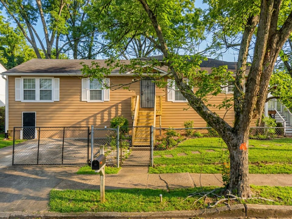 1st image of 784 Avenida St SW