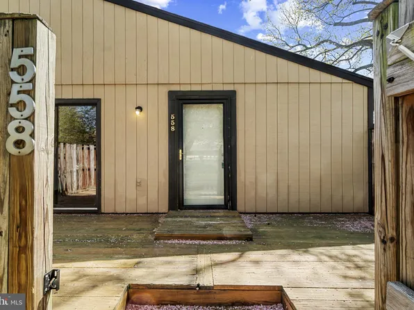 558 W Court Gln, Glen Burnie, MD 21061