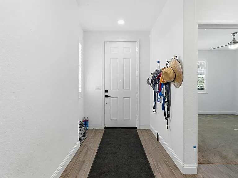 355 Marigold Dr — Photo 5