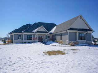 217 Four Winds Ct, Hartland, WI 53029