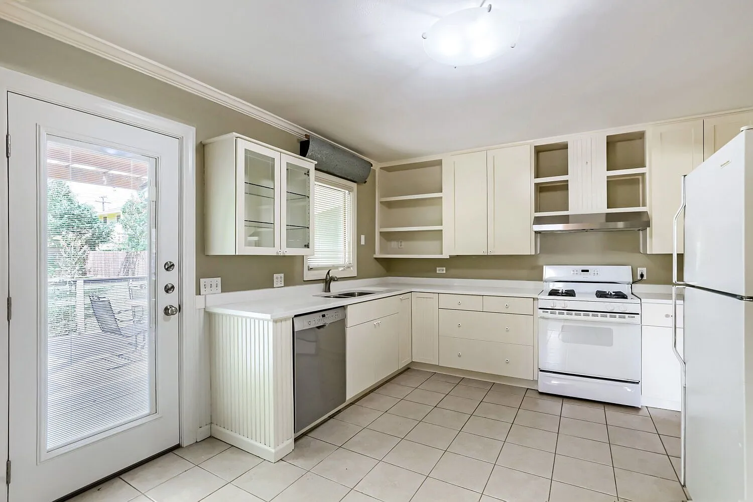 3 bed, 2.0 bath, 1184 sqft, $3,000 — Photo 4