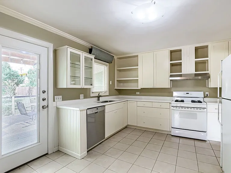 1402 Cullen Ave — Photo 4