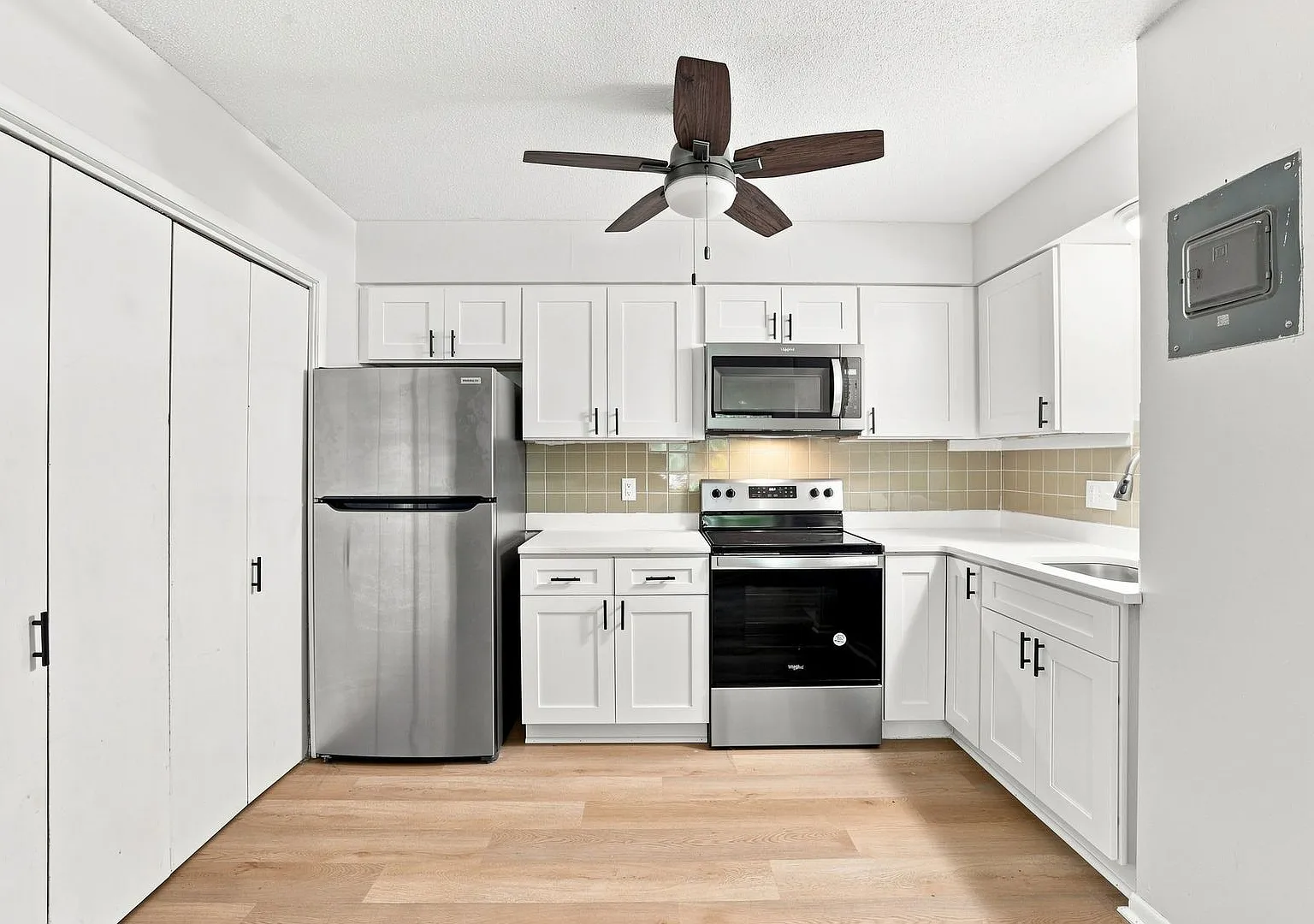 Half Off 1st Months Rent - Newly Renovated - In Unit Laundry — Photo 1