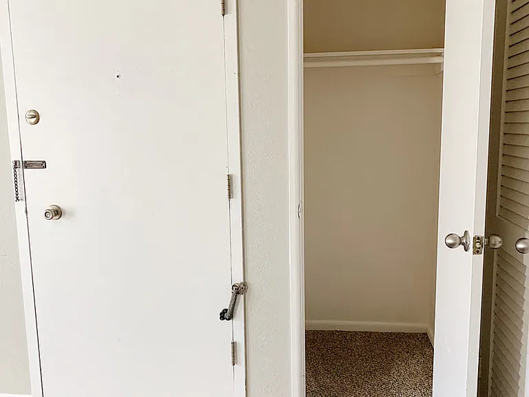 Oak Creek Apartments — Photo 4