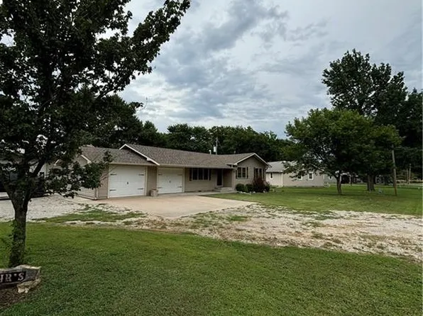 901 E 2nd St, Altamont, KS 67330