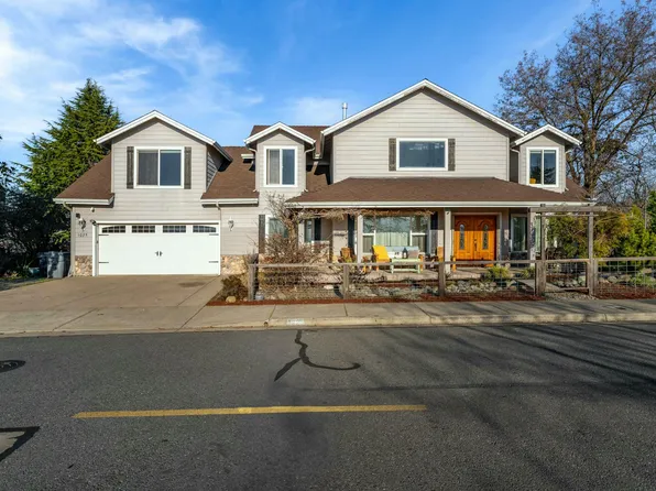 1025 NW Starlite Pl, Grants Pass, OR 97526