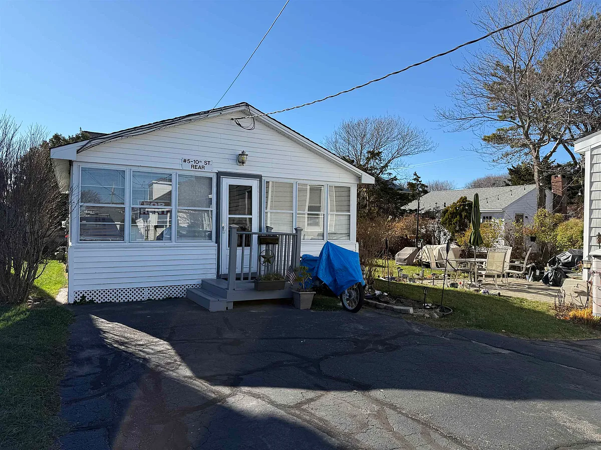 Photo 1 of 31 - 5 10th St #REAR - Hampton, NH Primary Photo - 5 10th St #REAR
