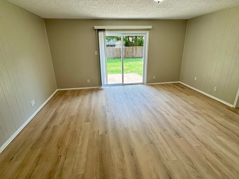 6000 Lindy Ln — Photo 2