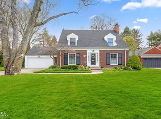 64 Hawthorne Rd, Grosse Pointe Shores, MI 48236