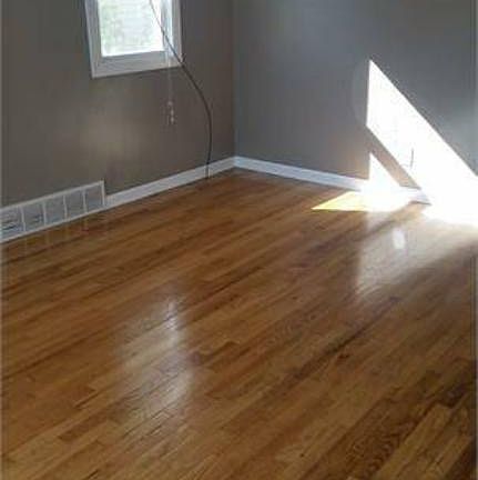 3rd image of 13714 Bennington Ave