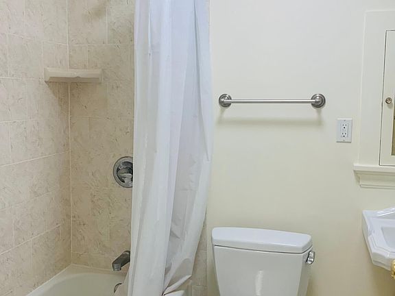 4th image of 230 Shrader St APT 1