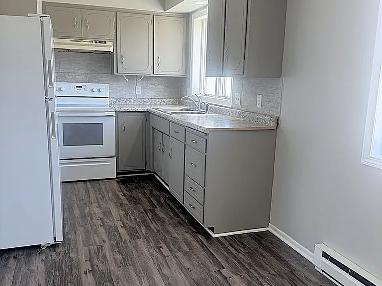 880 E 6th St #2 — Photo 4