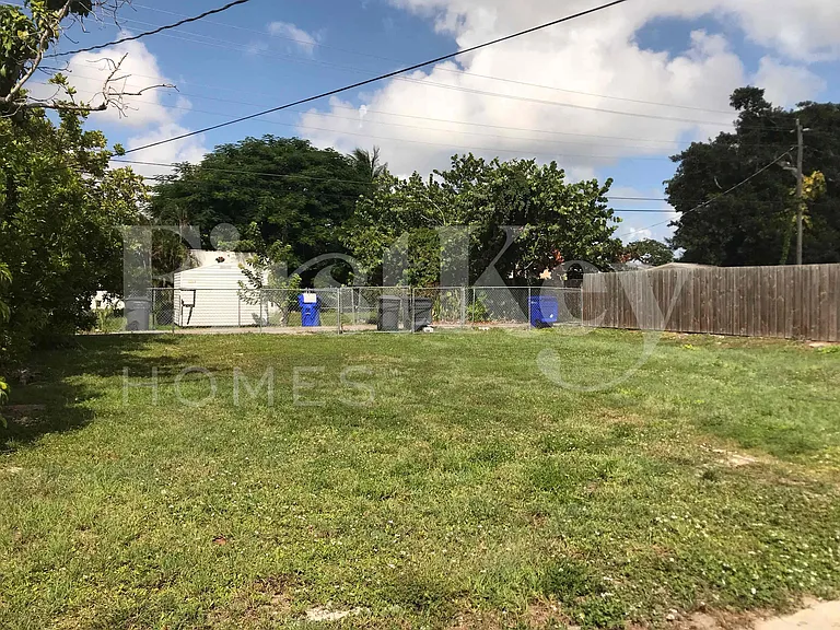 1943 Thomas St — Photo 18