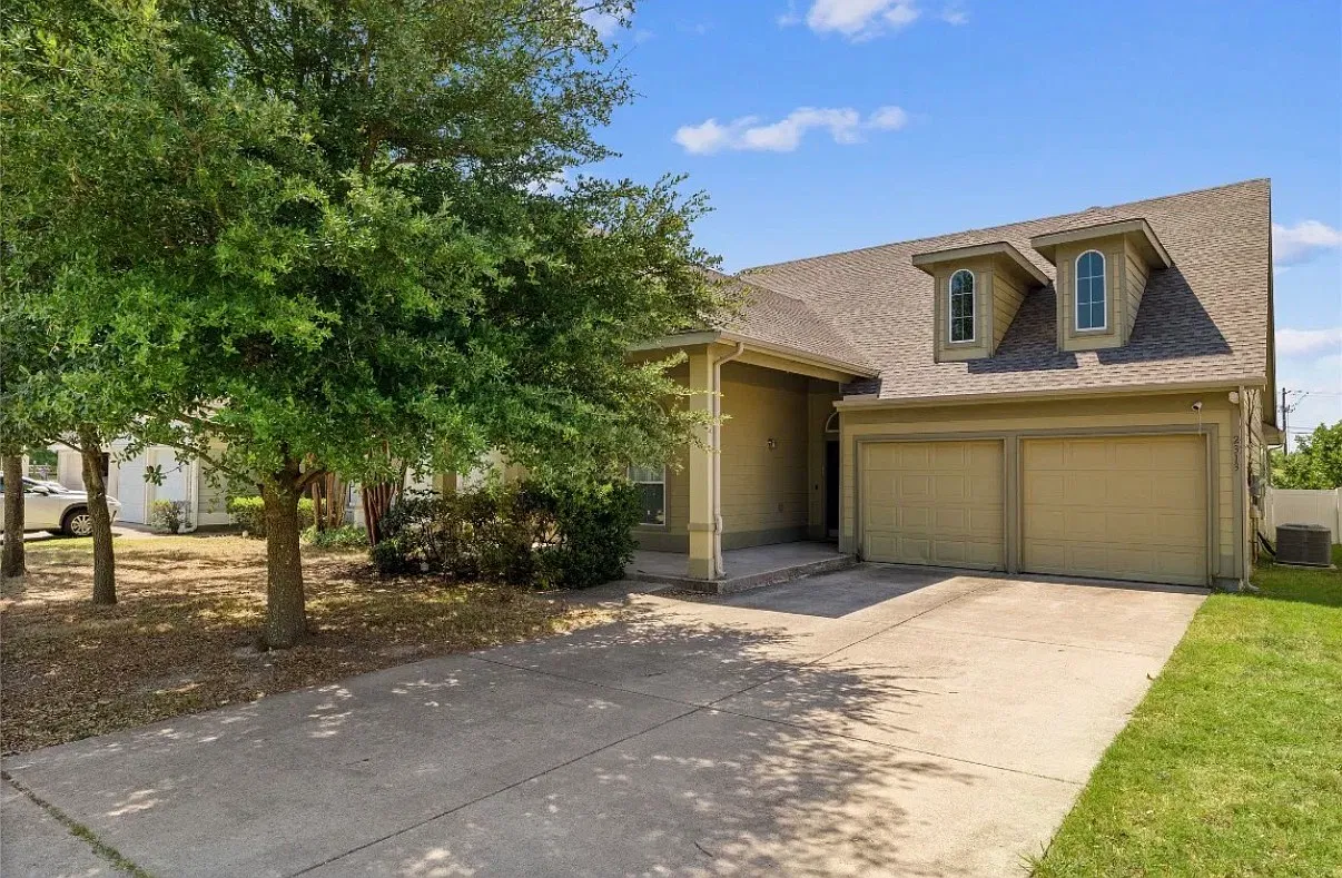 3 bed, 2112 sqft, $2,400 — Photo 3