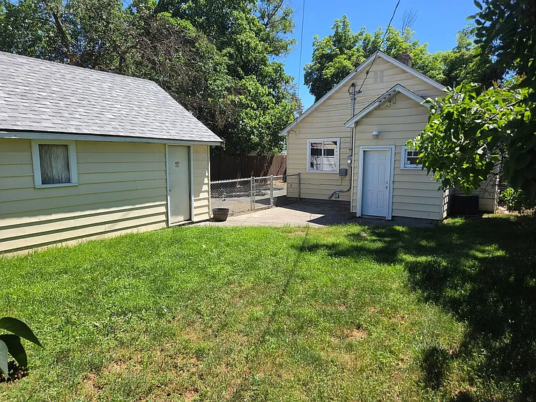1417 E Wellesley Ave — Photo 21