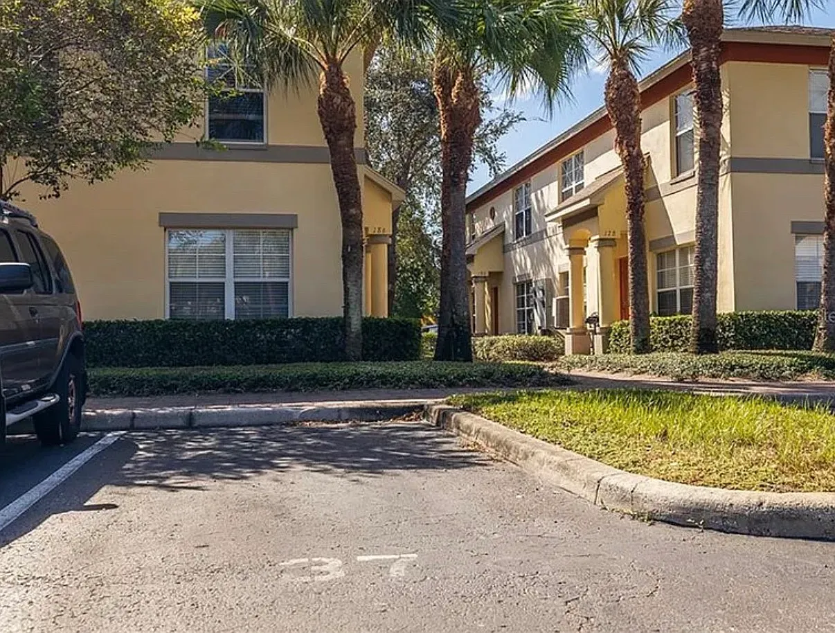 3 bed, 2.5 bath, 1345 sqft, $2,700 — Photo 3