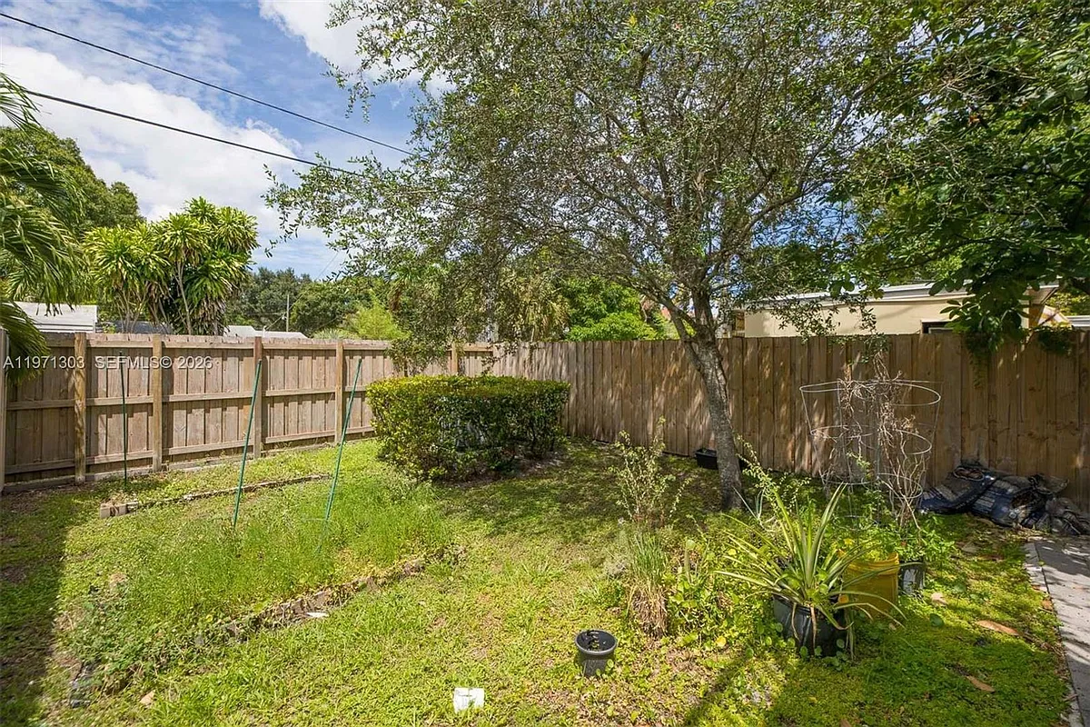 Photo 1 of 41 - 619 SW 17th St - Fort Lauderdale, FL Primary Photo - 619 SW 17th St