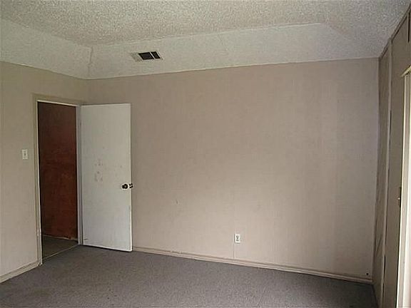 5th image of 3941 Douglas Dr