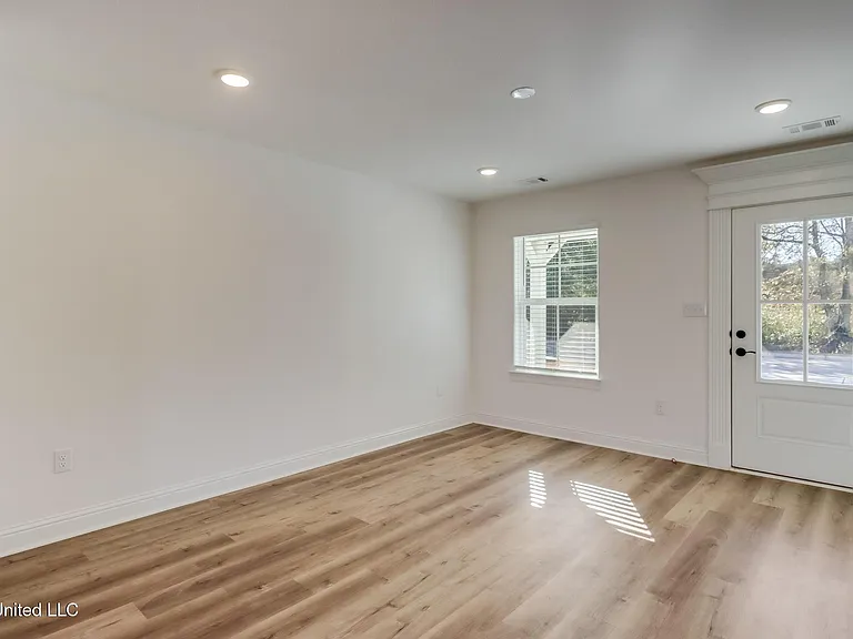 986 Waterford Ln — Photo 6