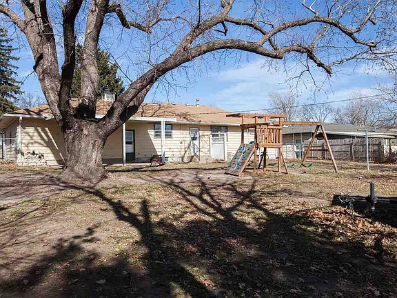 2nd image of 305 Susan Ln