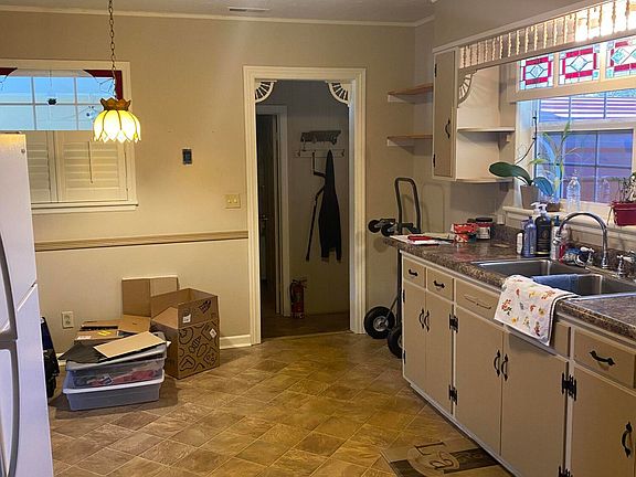 4th image of 639 Woodlawn Ave