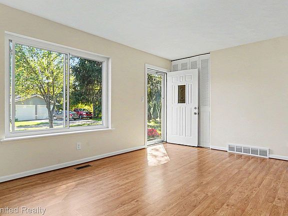 3rd image of 9222 Riverside Dr