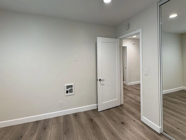 942 7th St #6 — Photo 9