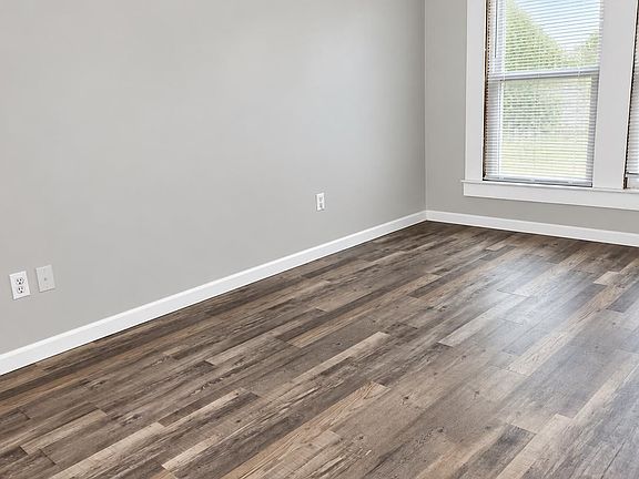 5th image of 401 W Lagrange St