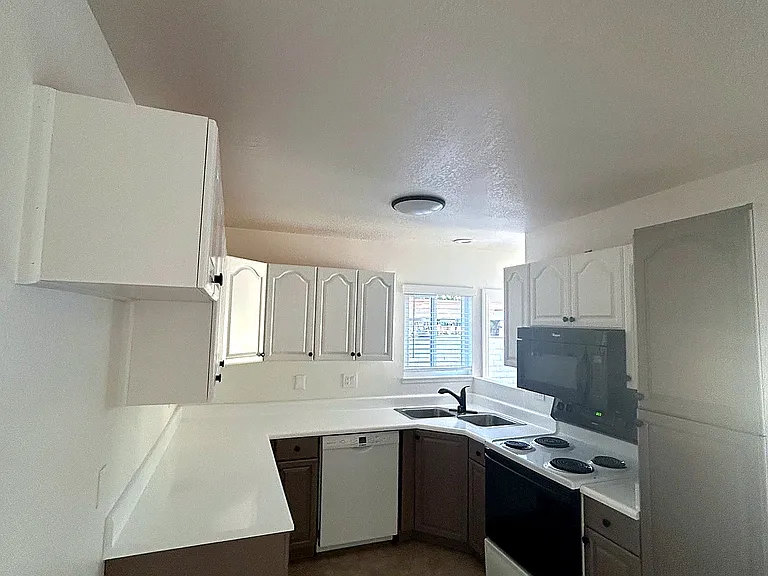 22011 Lakeland Ave — Photo 5