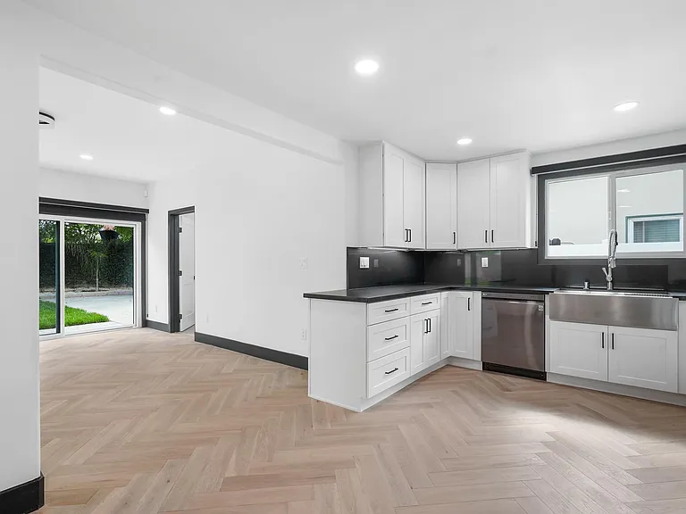 23807 Archwood St — Photo 20