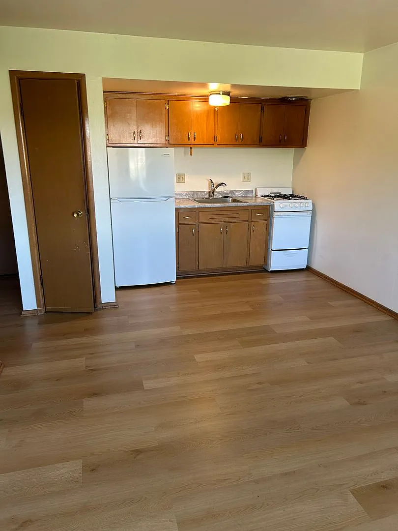 4215 S Vermont Ct — Photo 2
