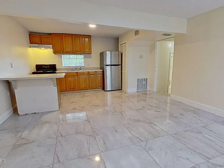 1049 Pippin St #B — Photo 4