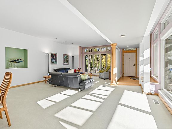 4th image of 555 Montcalm Pl