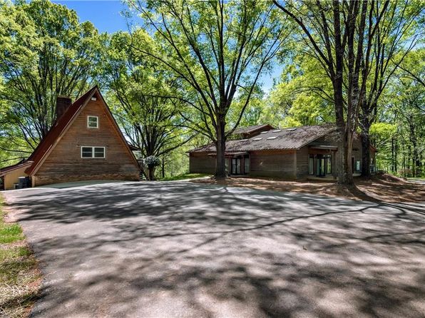 2950 Beroth Rd, Pfafftown, NC 27040