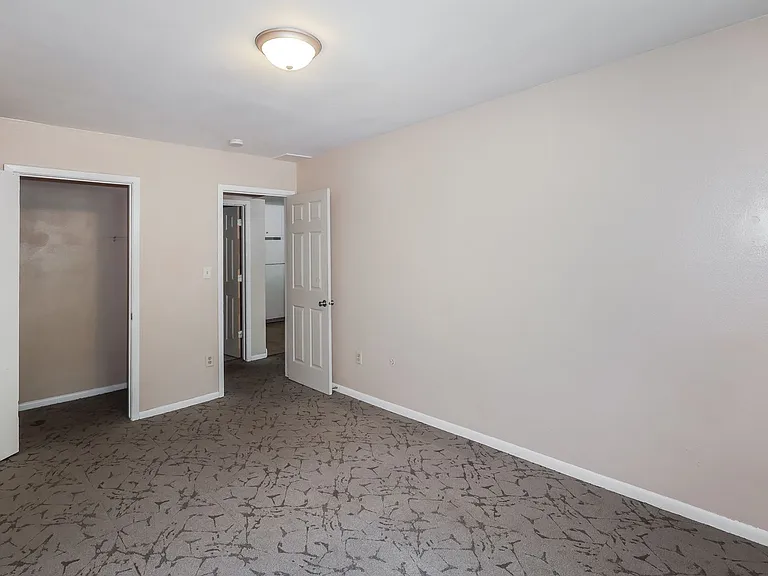 1015 York Ave — Photo 15