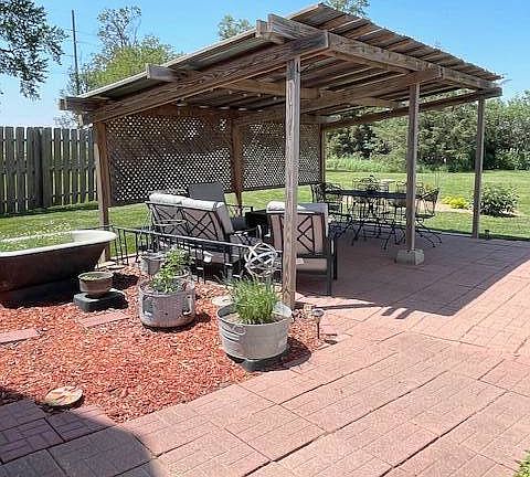 4th image of 1416 N R Rd