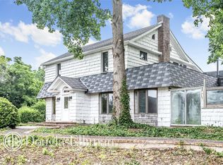 11 Sunset Dr, Sayville, NY 11782